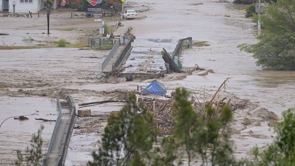 El puente Waiohiki sumergido y arrasado por las aguas tras las inundaciones