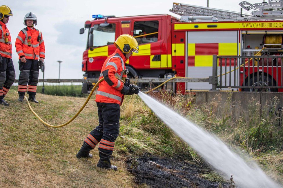 Cambridgeshire fire crew puts out grass fire