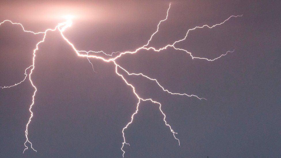 Lightning strikes hurt 15 people at French music festival - BBC News