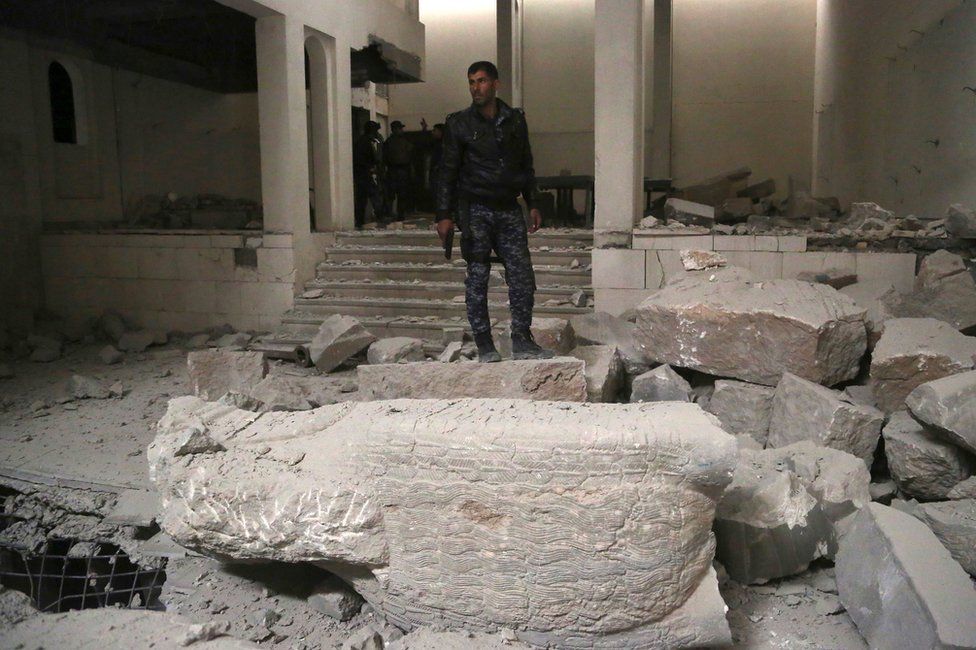 Iraqi federal police inspect the inside of Mosul's heavily damaged museum (8 March 2017)