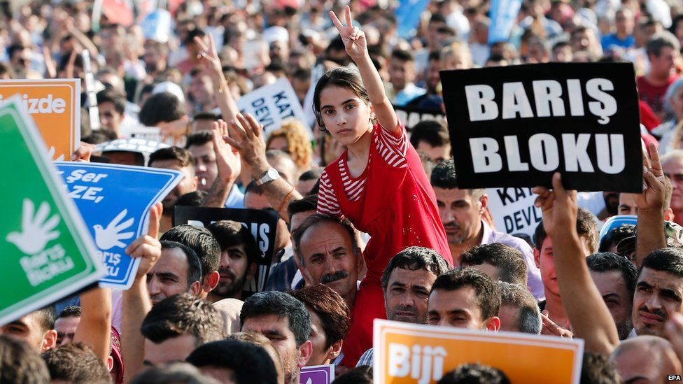 HDP supporters and peace activists at a peace rally in Istanbul, Turkey (9 August 2015)