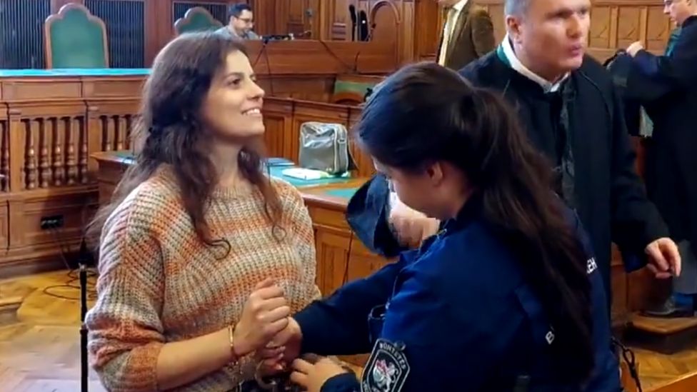 Ilaria Salis in handcuffs in a Budapest court