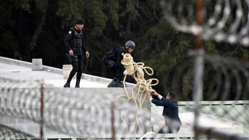 Police used ropes in the operation to rescue the four guards, 20 March 2017