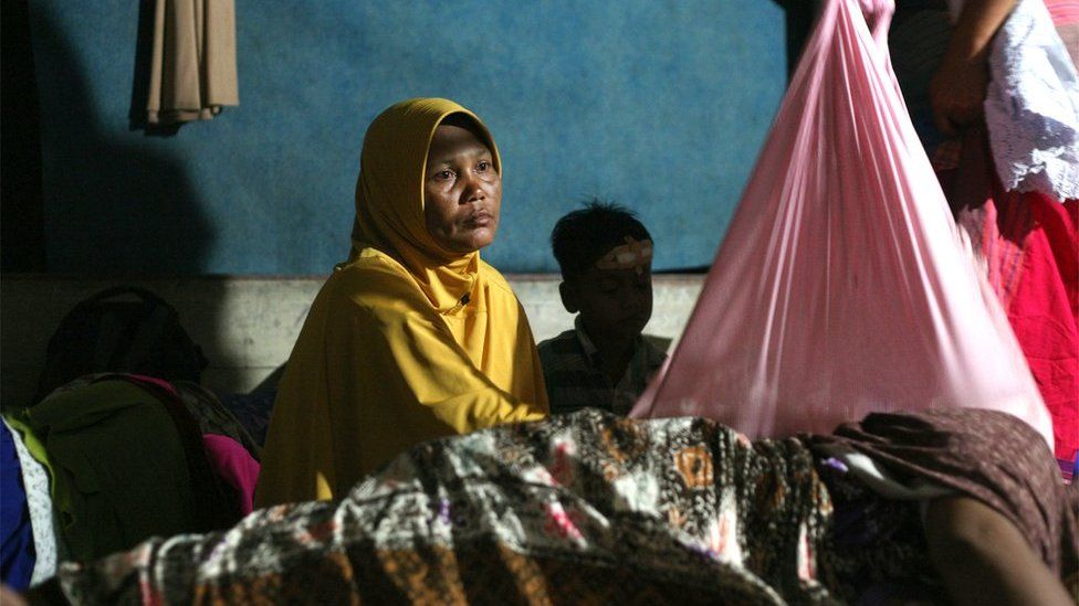 Earthquake survivors spend a night at a temporary shelter in Ulim, Aceh province, Indonesia, Thursday, 8 December 2016