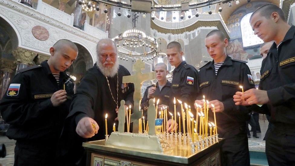 Sailors in St Petersburg light candles in memory of victims, 4 Jul 19