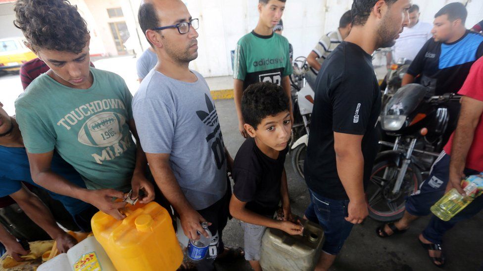 Palestinians queue at a petrol station in the southern Gaza Strip after Israel suspended deliveries of fuel via the Kerem Shalom crossing (17 July 2018)