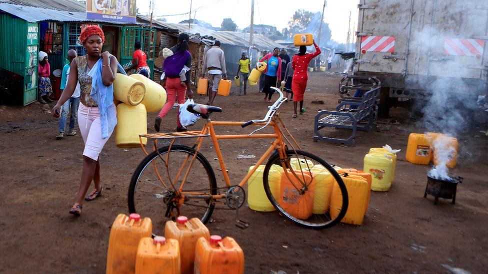 A woman carrying water in Nairobi