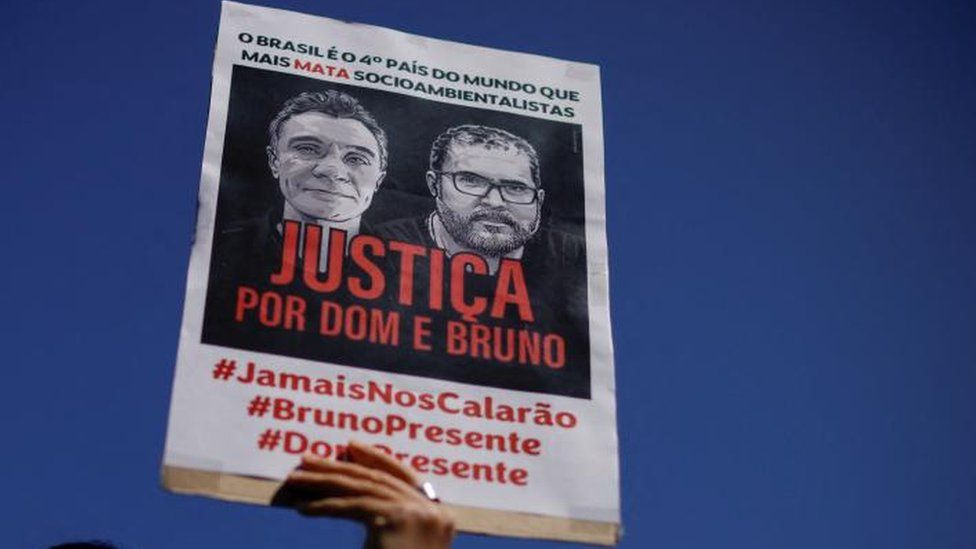 Демонстрант держит плакат во время протеста, требуя справедливости для журналиста Дома Филлипса и эксперта по коренным народам Бруно Перейры, которые были убиты в Амазонии, в Бразилиа, Бразилия, 19 июня 2022 года.
