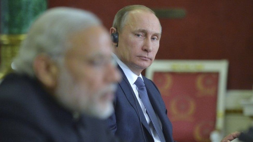 Russia's President Vladimir Putin and India's Prime Minister Narendra Modi attend a news conference after their talks at the Kremlin (24 December 2015)