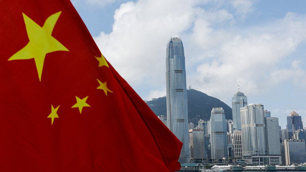 Китайский национальный флаг перед Центральным финансовым районом в Национальный день Китая в Гонконге, Китай, 1 октября 2022 года.