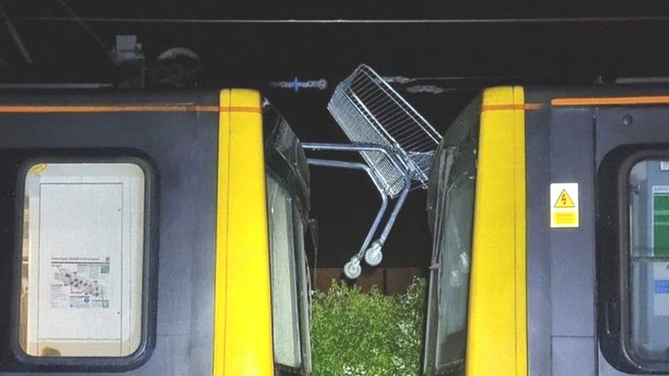 Trolley between two metro carriages
