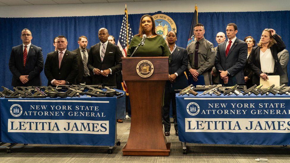 A advogada de Nova York, Genera Letitia James, anuncia a derrubada de redes de armas fantasmas e narcóticos na cidade de Nova York