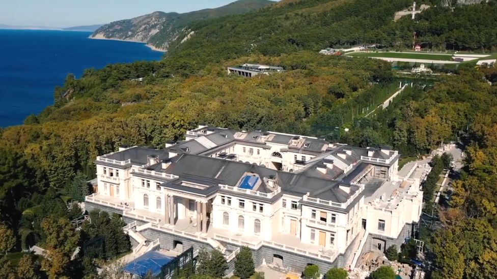 Putins Palace Builders Story Of Luxury Mould And Fake Walls Bbc