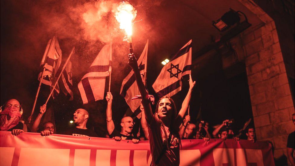 Люди собираются возле Верховного суда в знак протеста против премьер-министра Израиля Биньямина Нетаньяху и реформы судебной системы правительства в Иерусалиме, 11 сентября 2023 г.