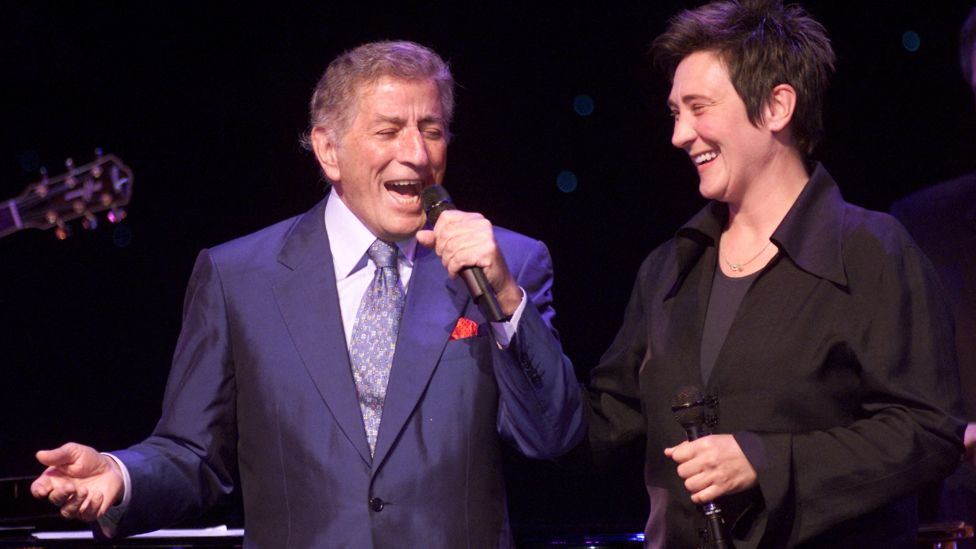 Singers K.D. Lang (R) and Tony Bennett perform at "A Night At The Apollo", a Democratic National Committee fundraiser at New York City's landmark Apollo Theater in the Harlem section of Manhattan April 24, 2002. The star-studded event, which was attended by former President