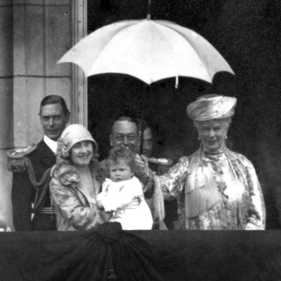 Герцог и герцогиня Йоркские с королем Георгом V, королевой Марией и принцессой Елизаветой на балконе Букингемского дворца