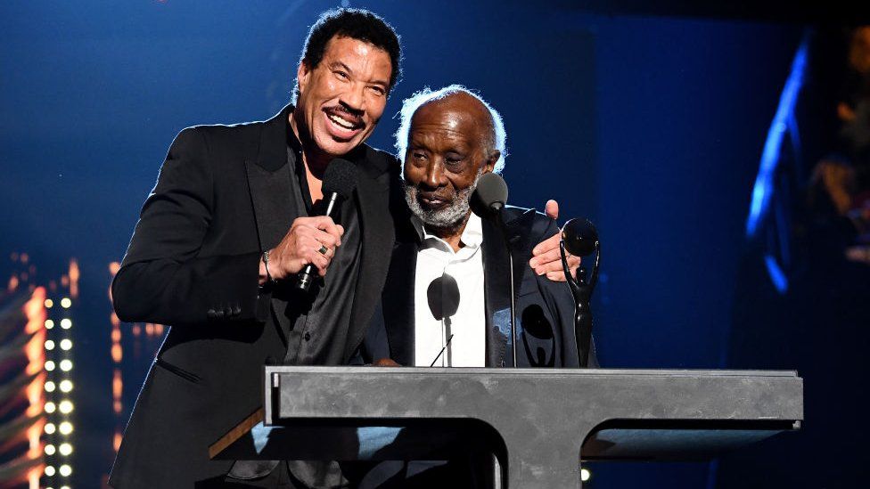 Lionel Richie helps induct Avant to the Rock and Roll Hall of Fame in 2021