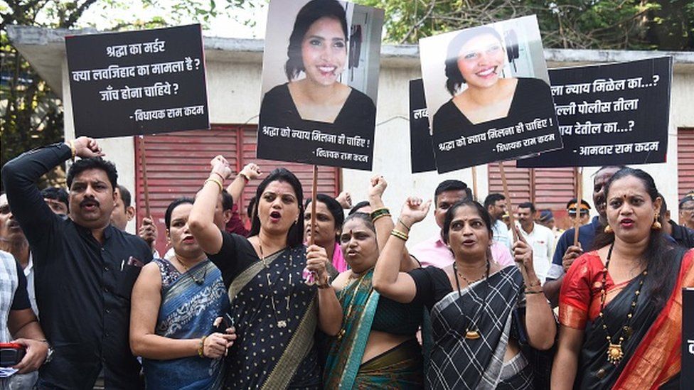 Партийные работники БДП в Мумбаи протестуют 15 ноября 2022 года против убийства Шараддхи Уолкар