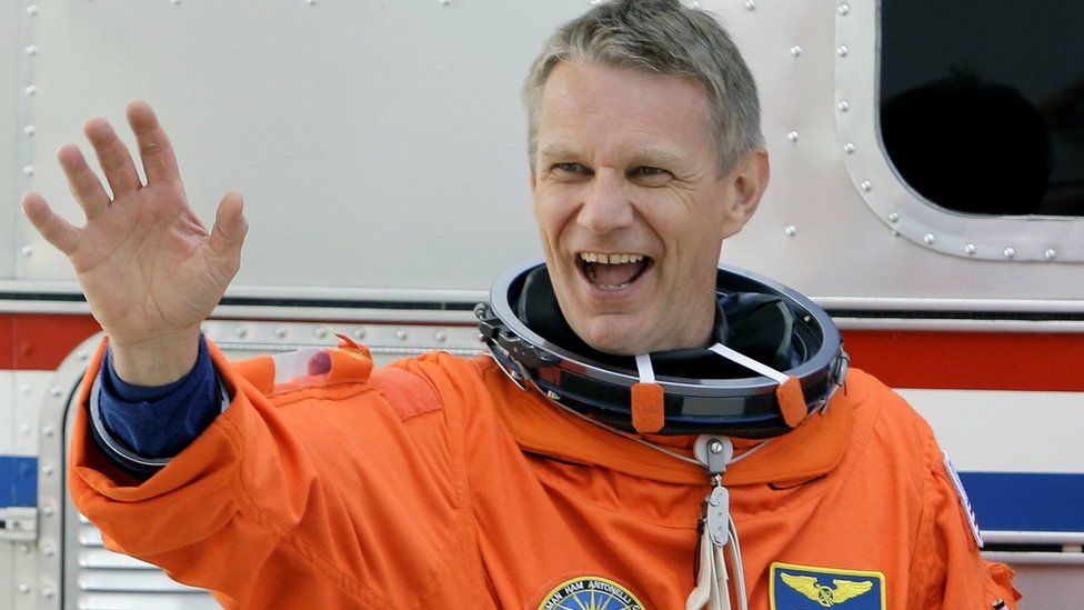 Piers Sellers: UK-born astronaut dies aged 61 - BBC News