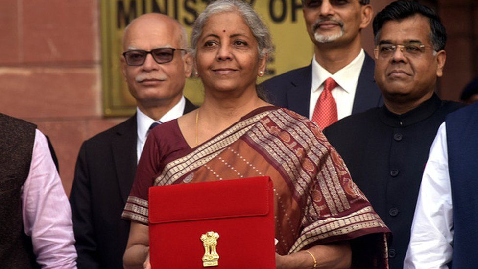 Министр финансов Нирмала Ситхараман держит красную папку с документами союзного бюджета возле Министерства финансов в Нью-Дели, 1 февраля 2022 г.