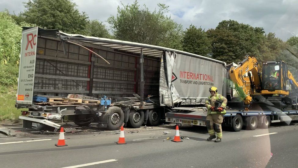 Lorry crash closes part of M1 in Northamptonshire for two hours