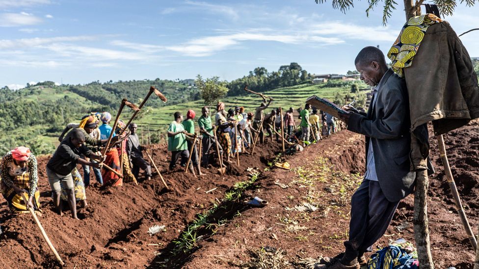 Residents of Mubirizi village digging in Rwanda - Friday 5 May 2023