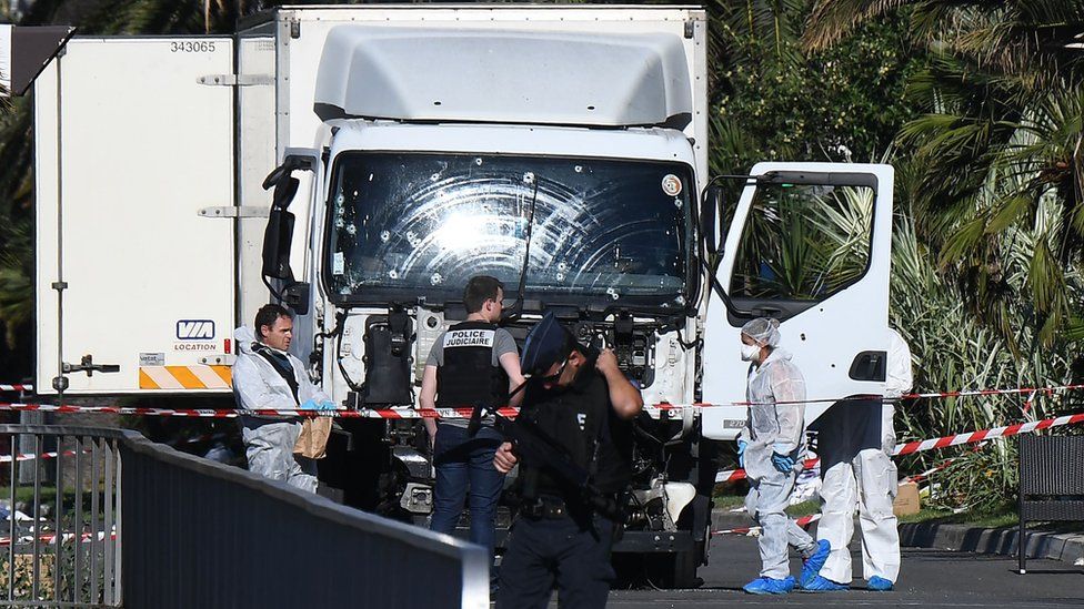 Forensics officers and policemen look for evidence in a lorry on the Promenade des Anglais (15 July)