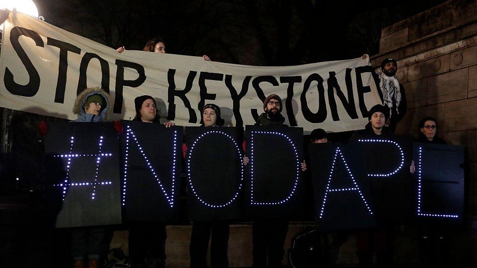 Противники трубопроводов Keystone XL и Dakota Access проводят митинг, протестуя против распоряжений бывшего президента Дональда Трампа о продвижении их строительства