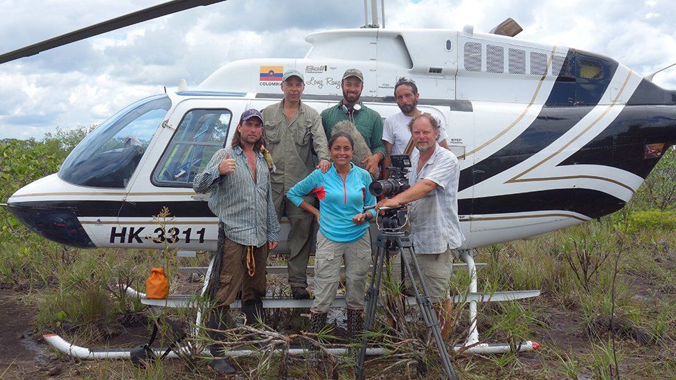 Blanca Huertas junto a un equipo de exploradores frente a un helicóptero en el Parque Nacional Chiribiquete en Colombia. (Foto: Museo de Historia Natural de Londres).