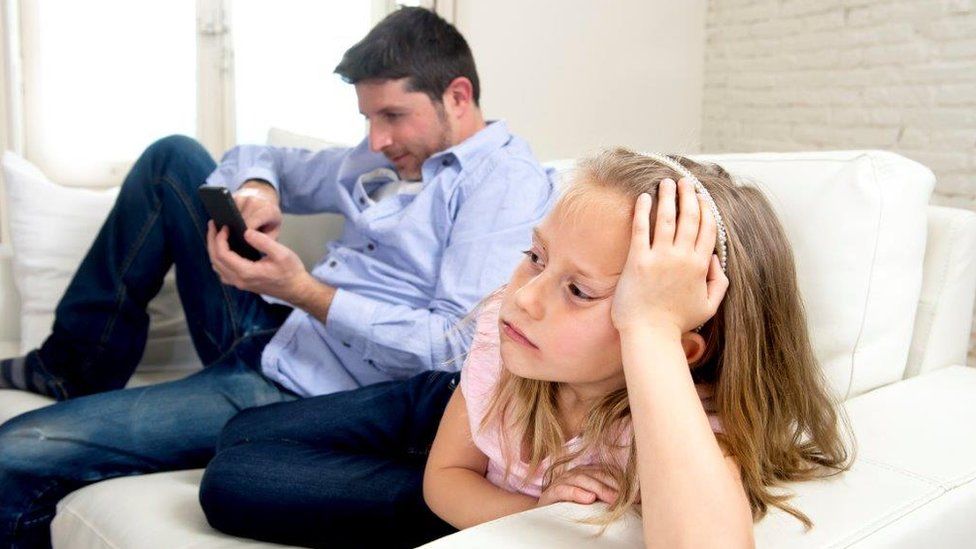 Dad on phone ignores daughter