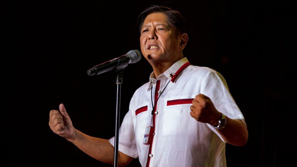 Фердинанд «Бонгбонг» Маркос-младший выступает перед сторонниками во время своего последнего предвыборного митинга перед выборами 7 мая 2022 года в Паранаке, Метро Манила, Филиппины.