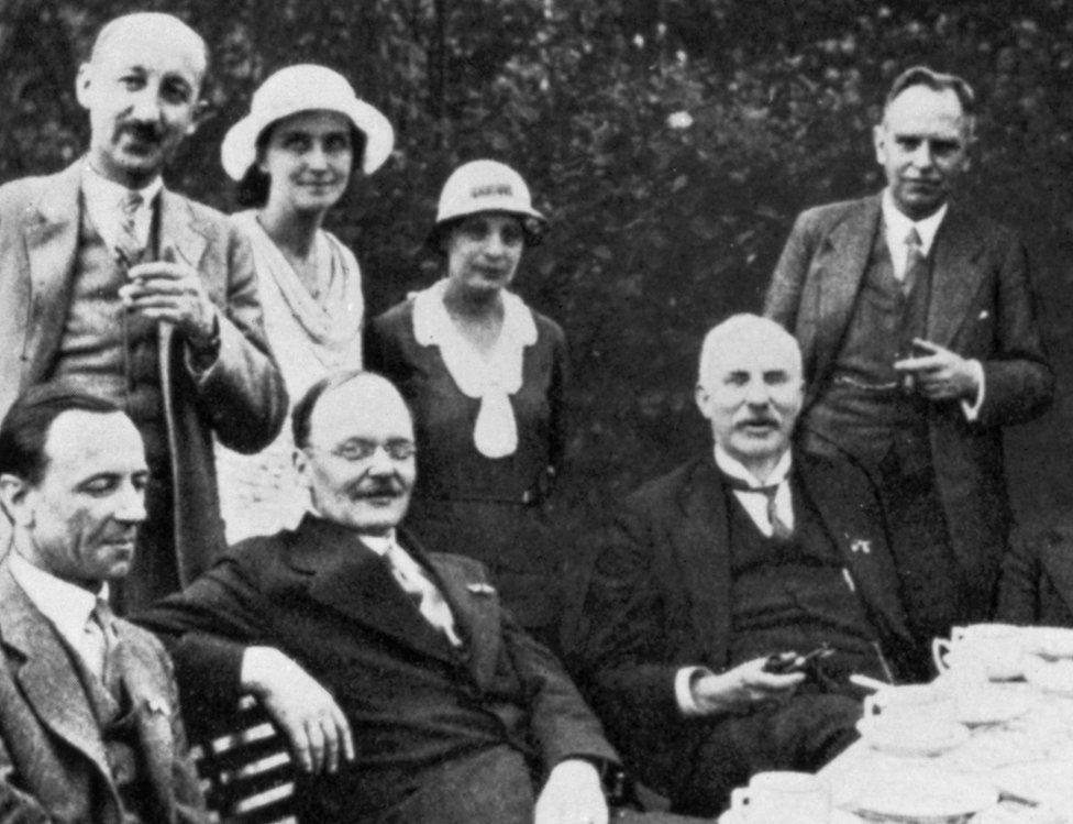 Left to right, seated: James Chadwick, Hans Geiger, Ernest Rutherford, Standing: George de Hevesy, Elisabeth Geiger, Lise Meitner, Otto Hahn