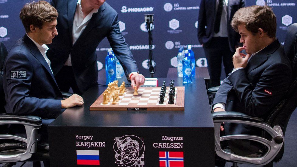 Норвежский шахматист Магнус Карлсен (справа) и российский гроссмейстер Сергей Карякин во время финальных партий. 30 ноя 2016