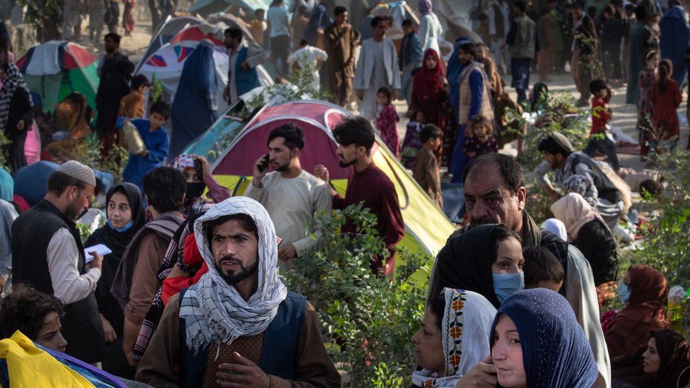 Перемещенные афганцы прибывают в импровизированный лагерь из северных провинций, отчаянно покидая свои дома 10 августа 2021 года в Кабуле, Афганистан.