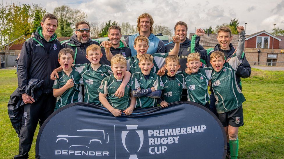 Junior rugby teams celebrate Twickenham tickets win - BBC News