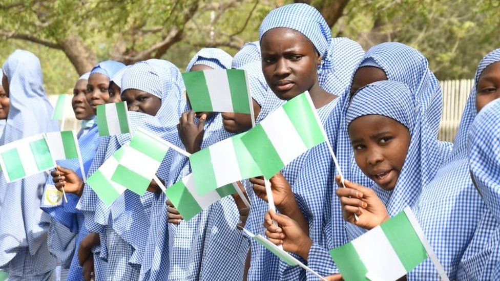 Студенты держат нигерийские флаги