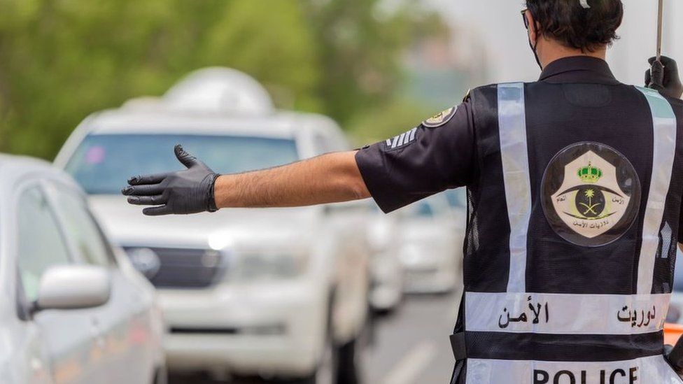 File photo shows a Saudi police officer directing traffic in Mecca (26 July 2020)