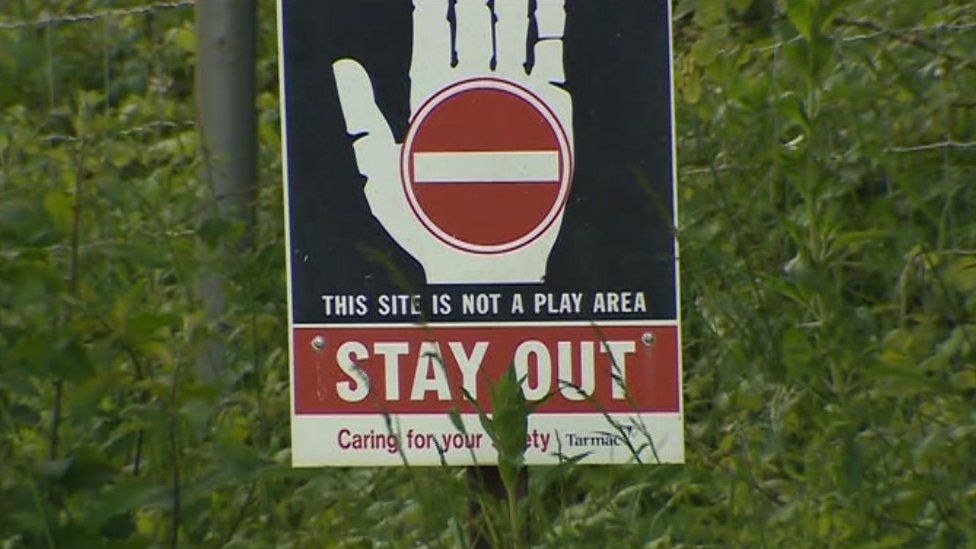 Stay out sign