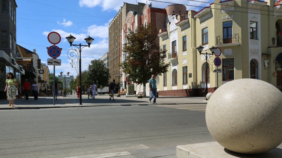 "катающийся" шар на улице Волжской