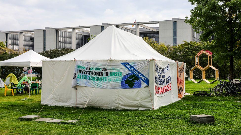 Una escena de activistas climáticos acampando cerca del edificio del Reichstag en Berlín, 12 de septiembre de 2021.