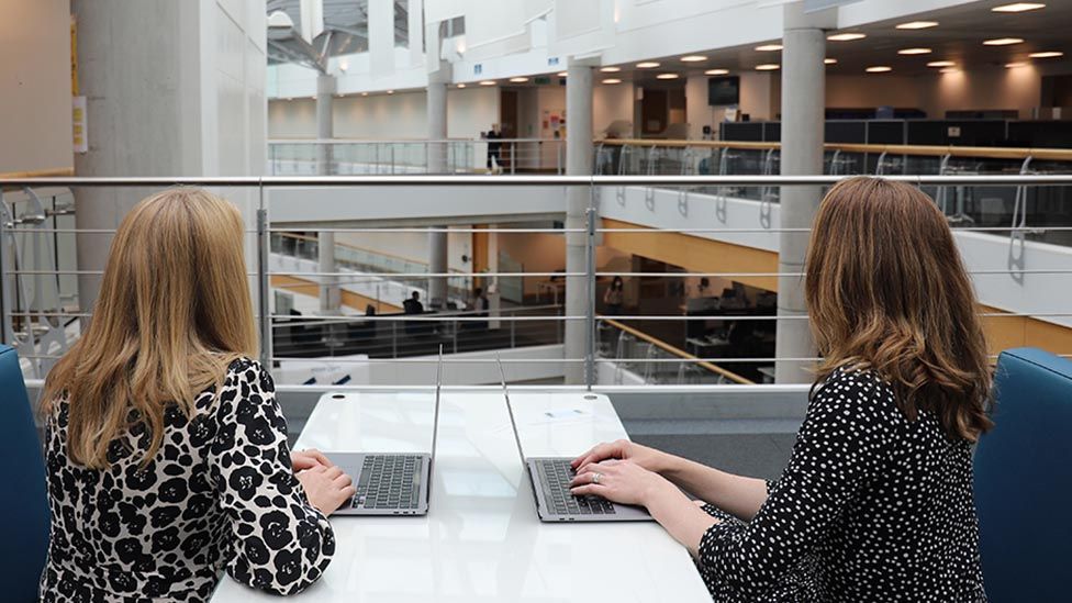 Две женщины делят работу GCHQ