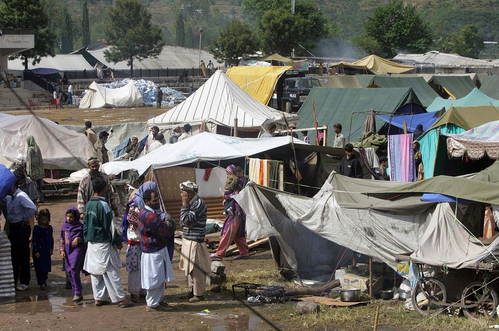 Лагерь возле Музаффарабада для людей, чьи дома были разрушены