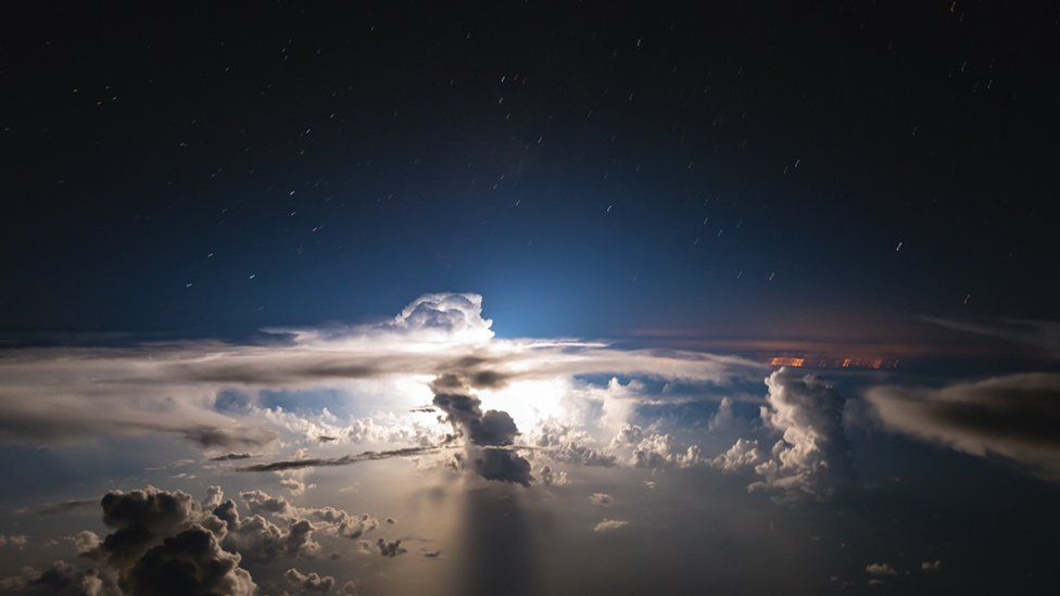 Nubes blancas sobre un cielo azul oscuro