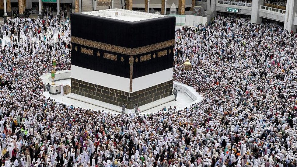 Pellegrini musulmani girano intorno alla Kaaba presso la Grande Moschea durante l'annuale pellegrinaggio Hajj alla Mecca, in Arabia Saudita, il 12 luglio 2022