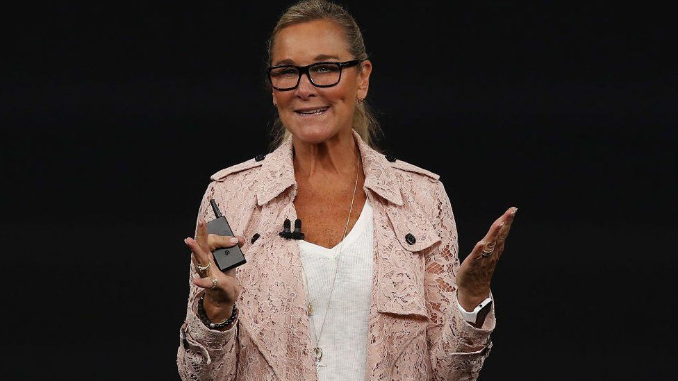 Angela Ahrendts: Former Burberry boss to step down from Apple - BBC News