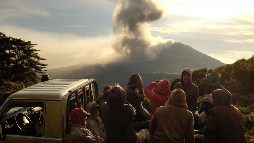 Volcano ash covers Costa Rica towns - BBC News