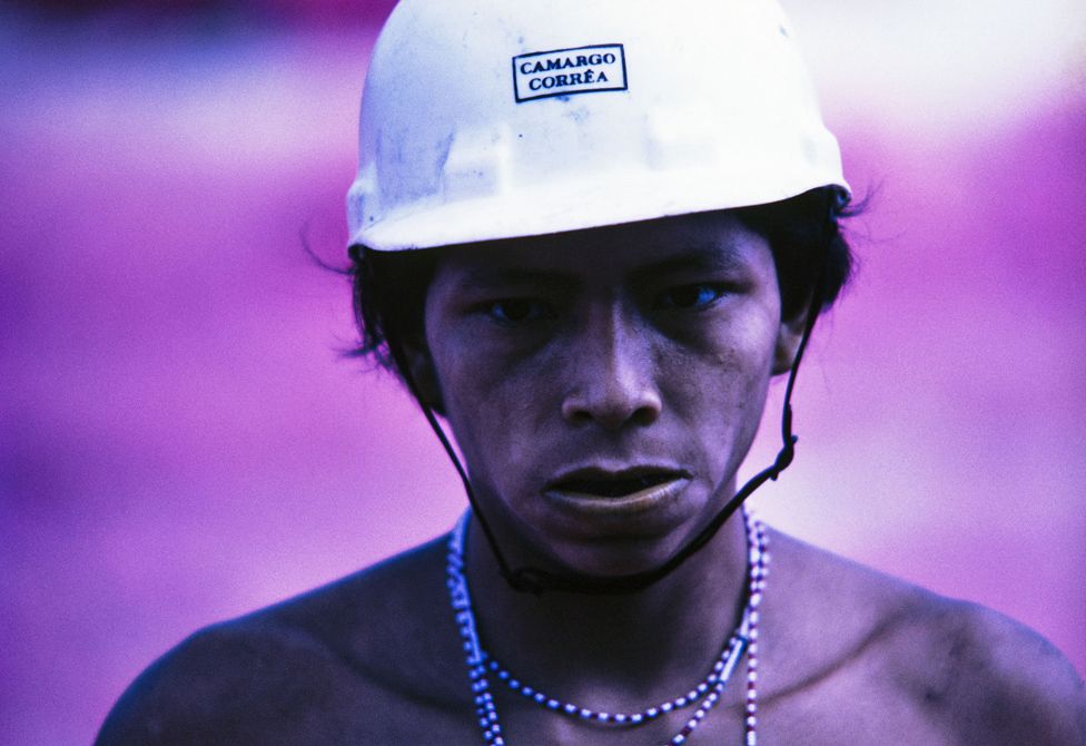 Yanomami in the construction work on the North Perimeter Highway, Catrimani, Roraima, 1975