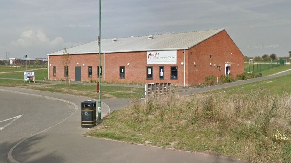 Nuneaton boys held after girls threatened with blades BBC News