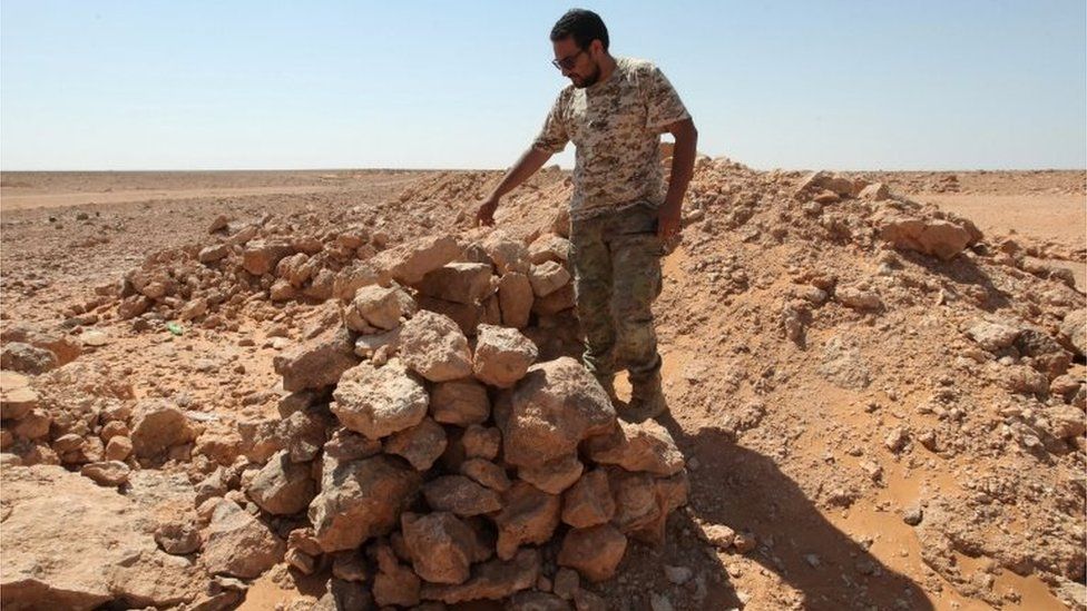 A Libyan security official at a site used by so-called Islamic State (04/08/17)