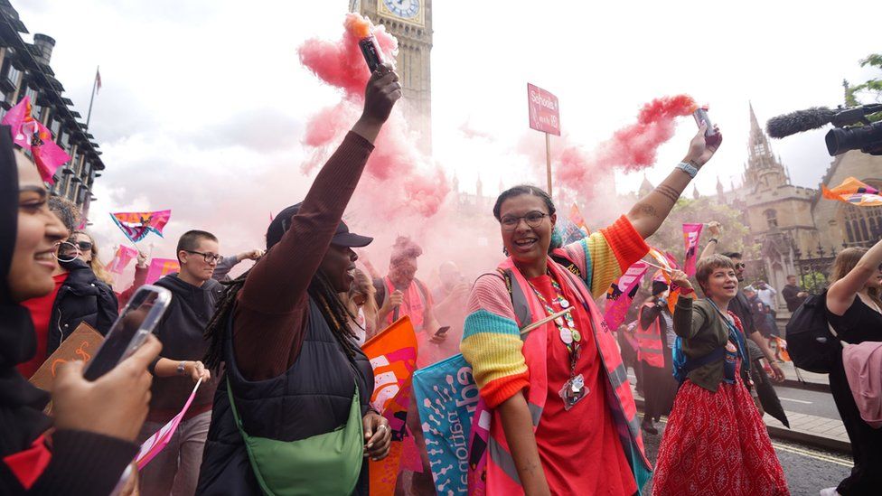 Члены Национального союза образования (NEU) принимают участие в митинге через Вестминстер к Парламентской площади в Лондоне, в то время как учителя устраивают забастовки по всей Англии из-за продолжающегося спора по поводу заработной платы. Дата изображения: среда, 5 июля 2023 г.
